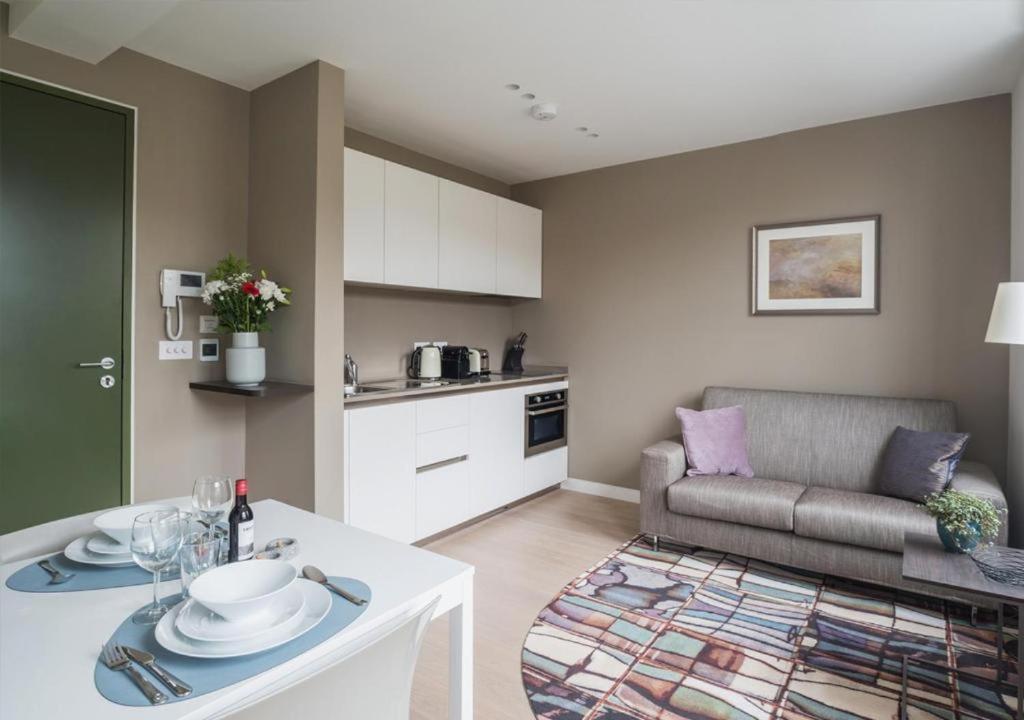 Wells Court By Aeria Apartments 런던 외부 사진